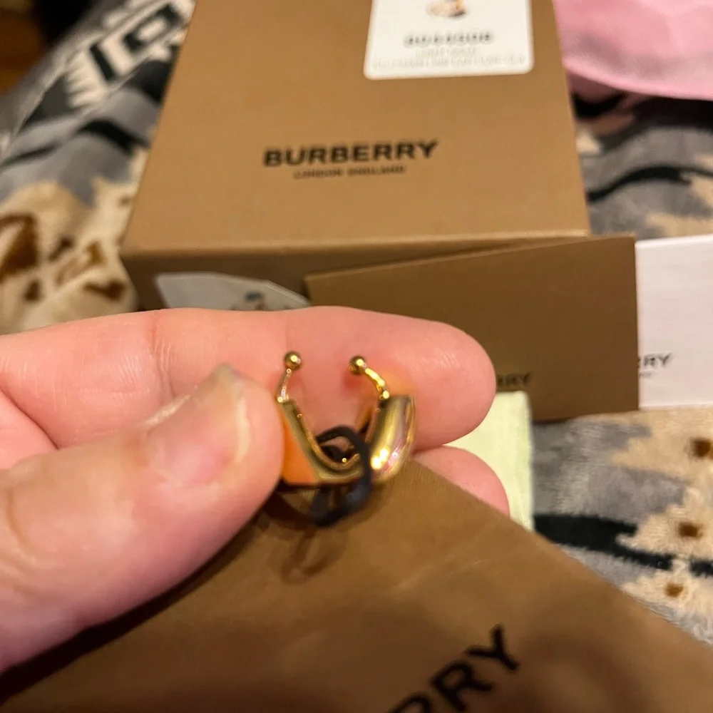 Burberry NWT Full Inclusion Gold Ear Scuff Jewelry - Picture 4 of 7
